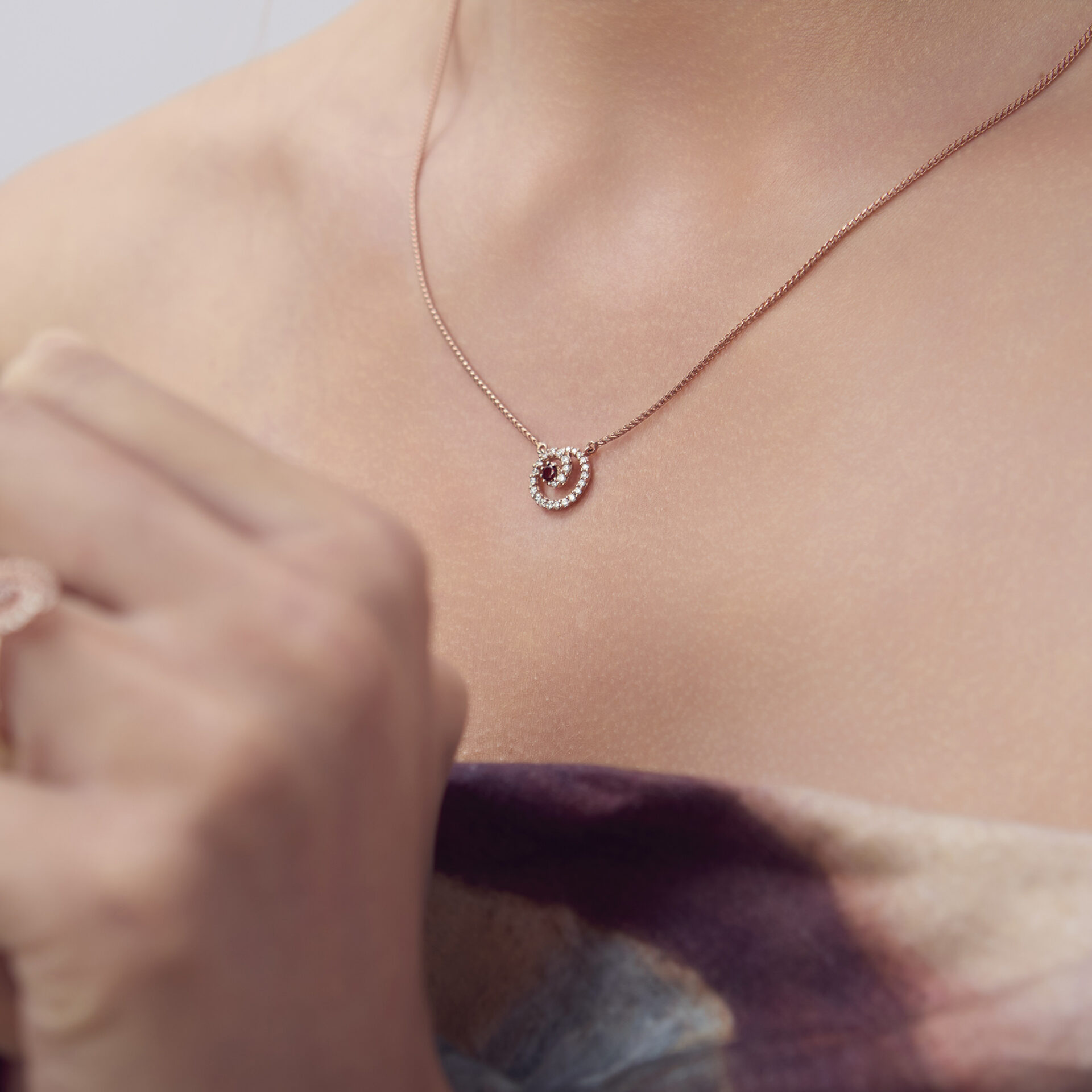 Rose gold garnet pendant DG4709