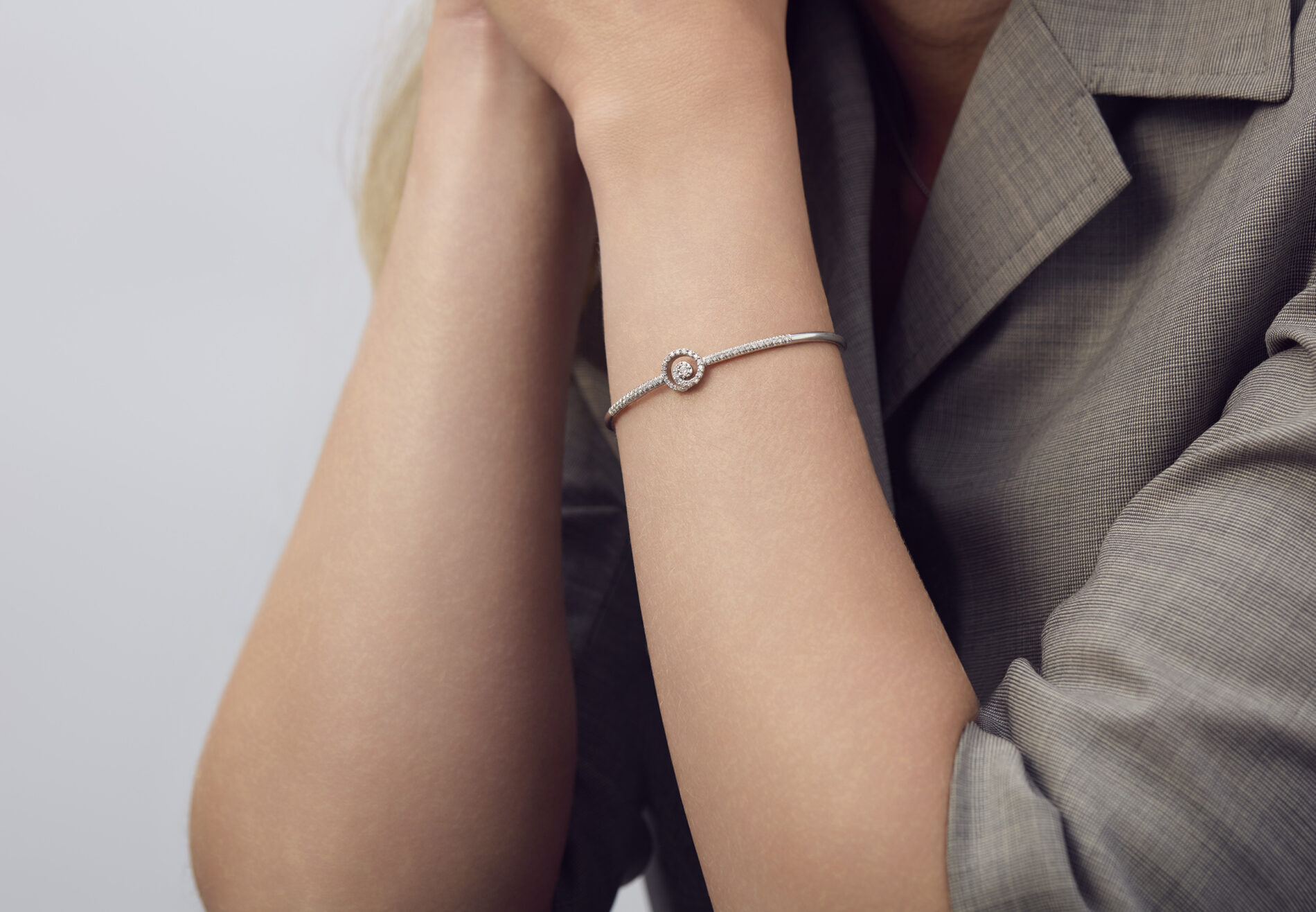 SWEET PEA COLLECTION WHITE GOLD AND DIAMOND BANGLE DG0089