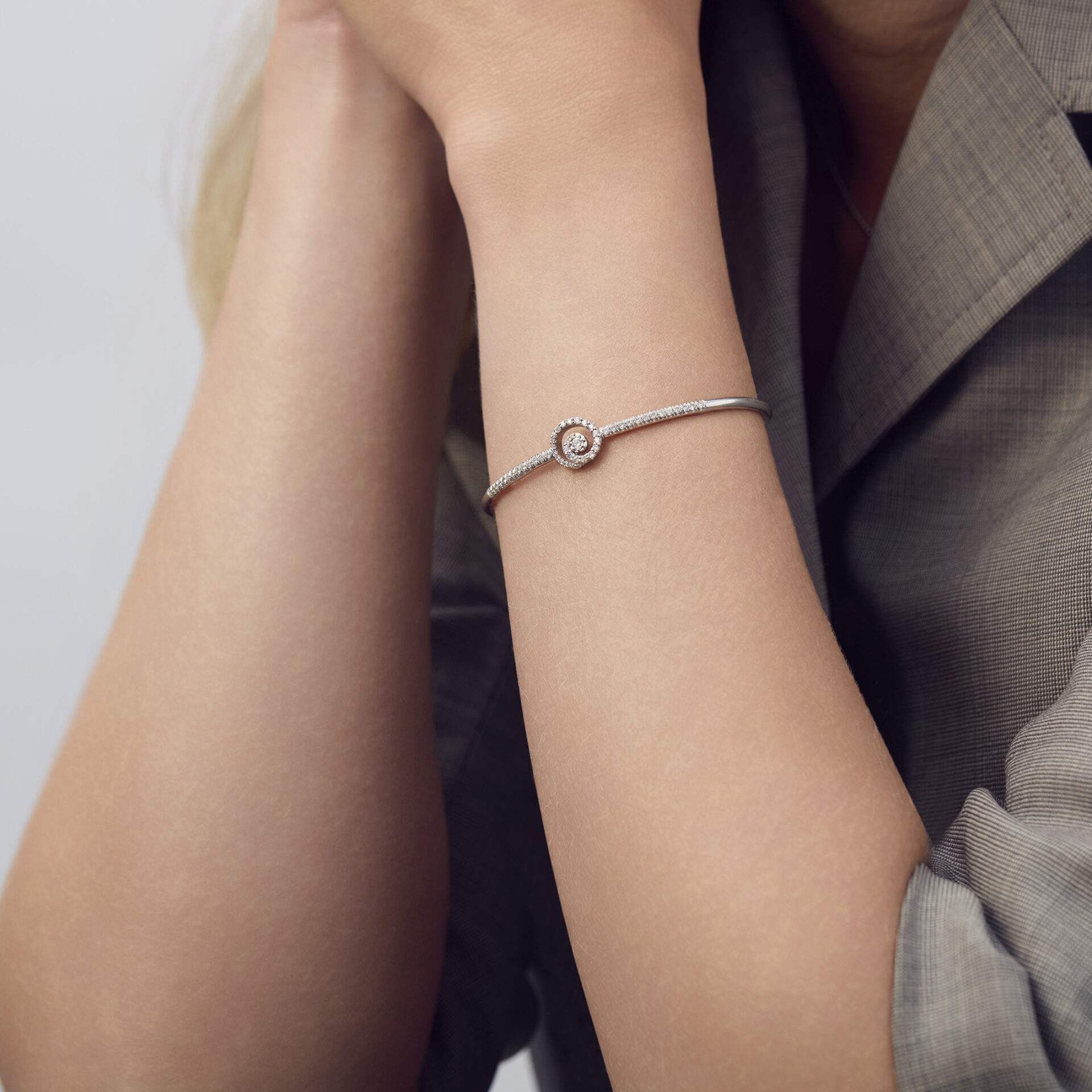 SWEET PEA COLLECTION WHITE GOLD AND DIAMOND BANGLE DG0089