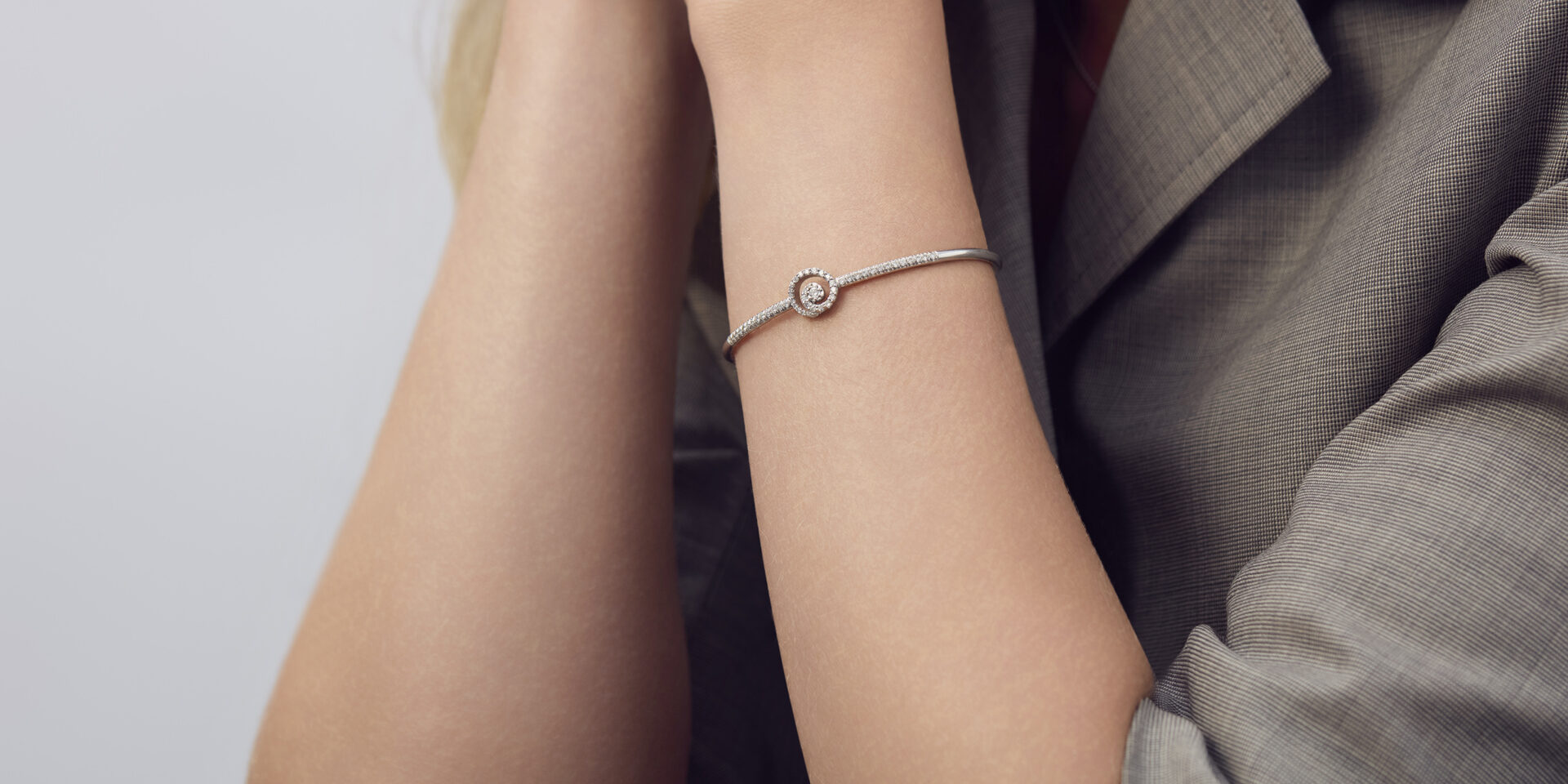 SWEET PEA COLLECTION WHITE GOLD AND DIAMOND BANGLE DG0089